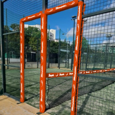 Türschutz mit 2 Padelplatz-Löchern